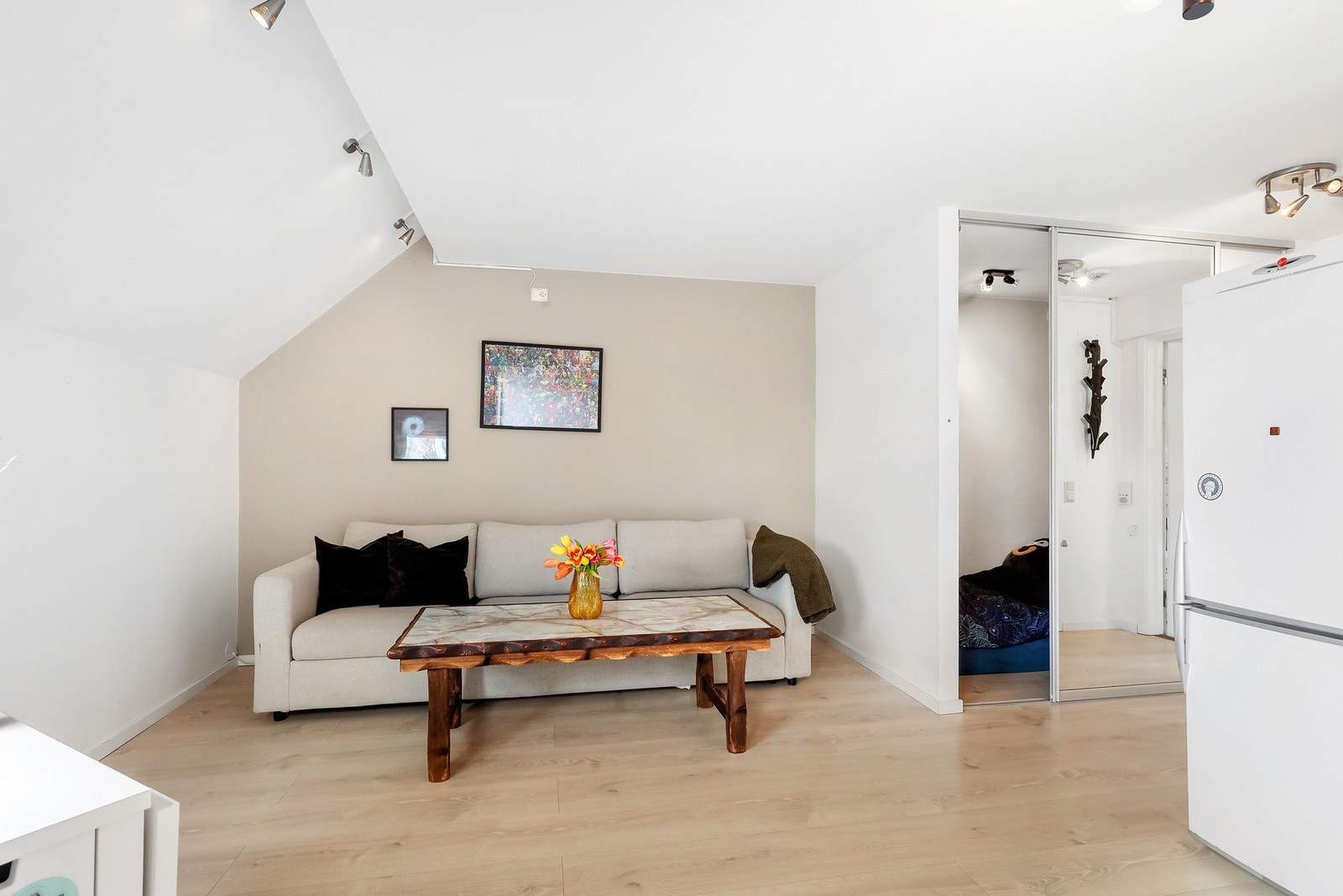 Leiligheten er malt i moderne og tidløse farger. Galleribilde