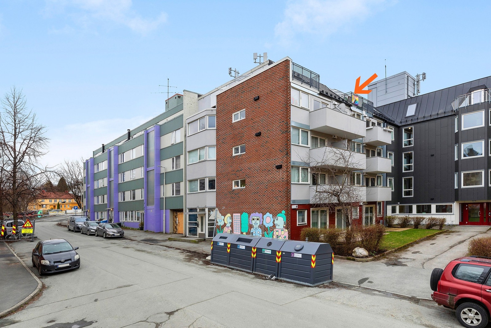 Leiligheten ligger i toppetasje og har heis i bygget. Galleribilde