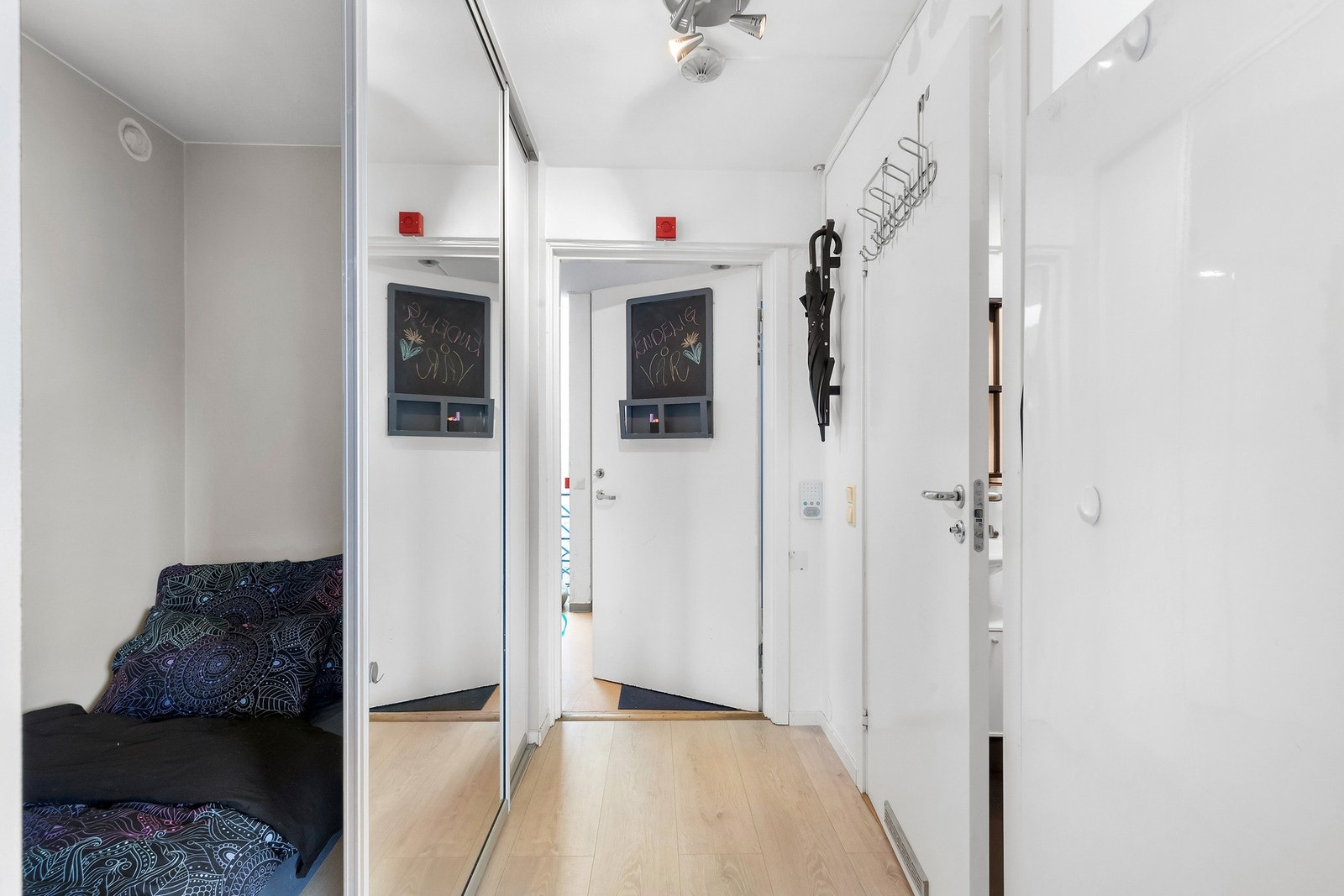 Fra inngangspartiet har man en sovealkove innredet bak en skyvedør. Galleribilde