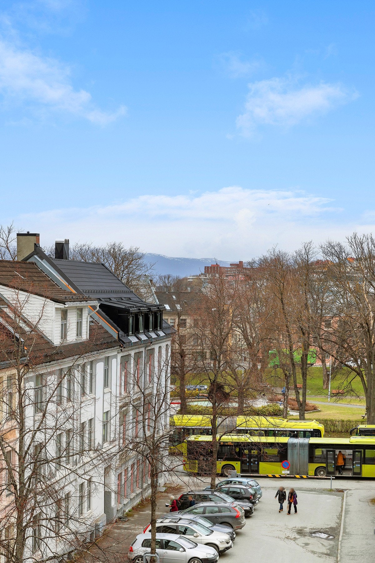 Fra leiligheten er det gangavstand til solsiden og sentrum samt kort vei til kollektiv transport. Galleribilde