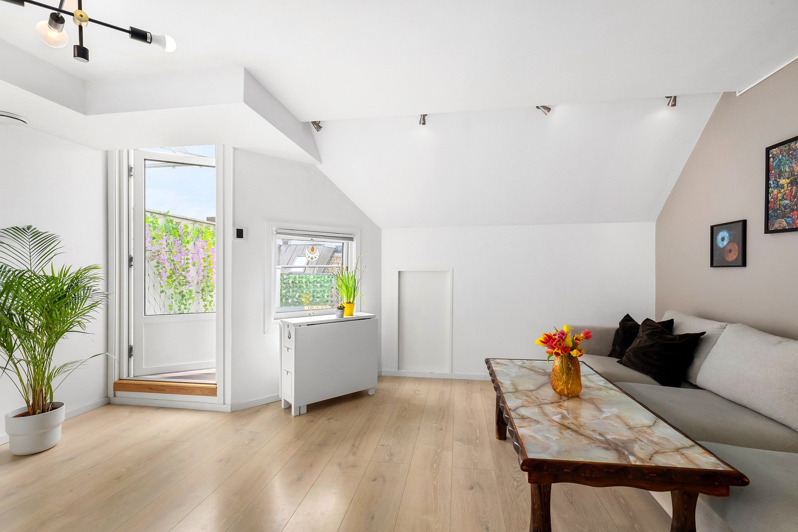 Lys og luftig stue med gode lysforhold. Galleribilde