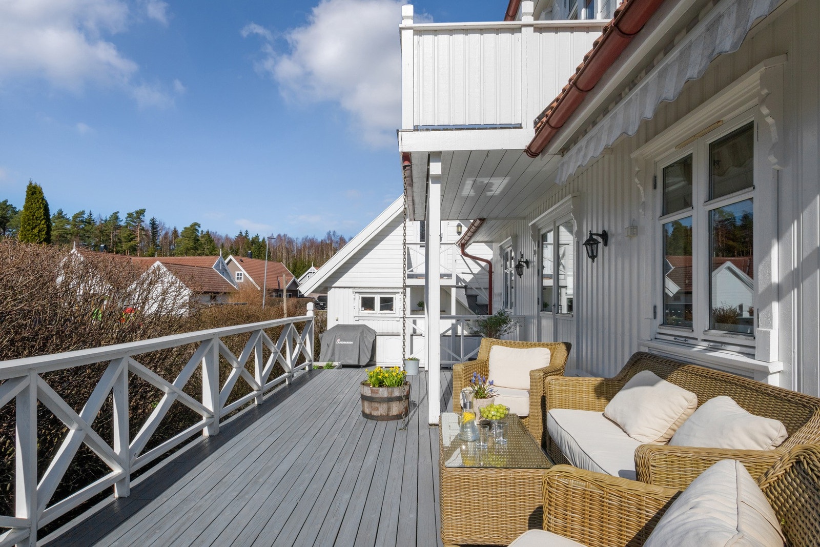 Det er montert markise og utebelysning på husveggen. Galleribilde