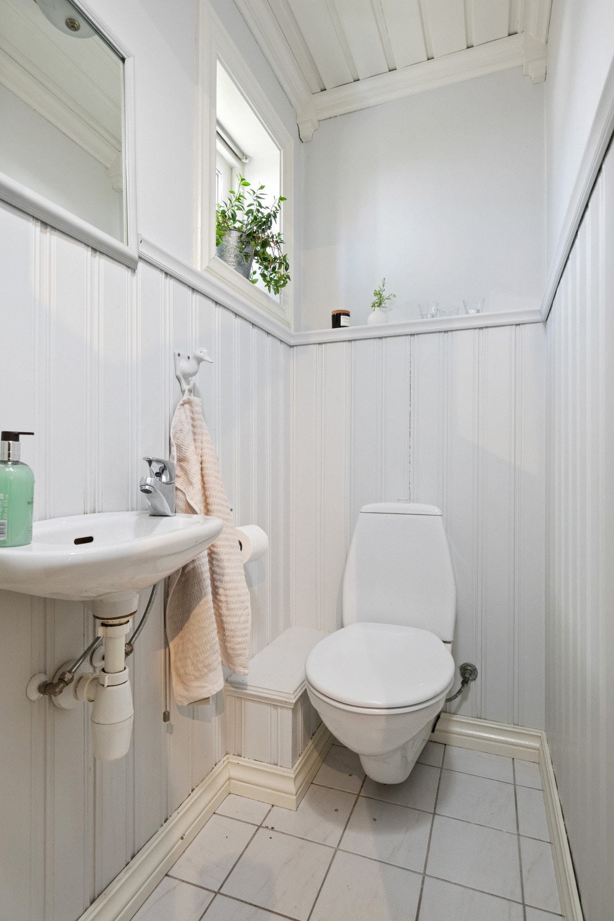 Wc-rommet har vegghengt toalett og servant. Galleribilde
