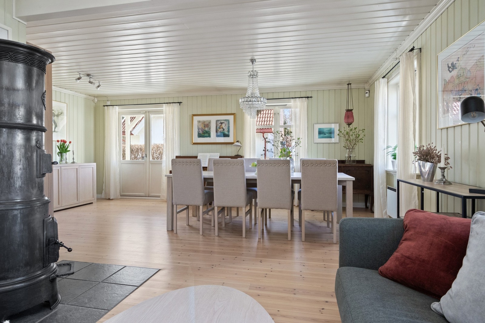 Fra stuen er det utgang til en sydvestvendt terrasse på ca. 52 kvm med videre adkomst til hagen. Galleribilde