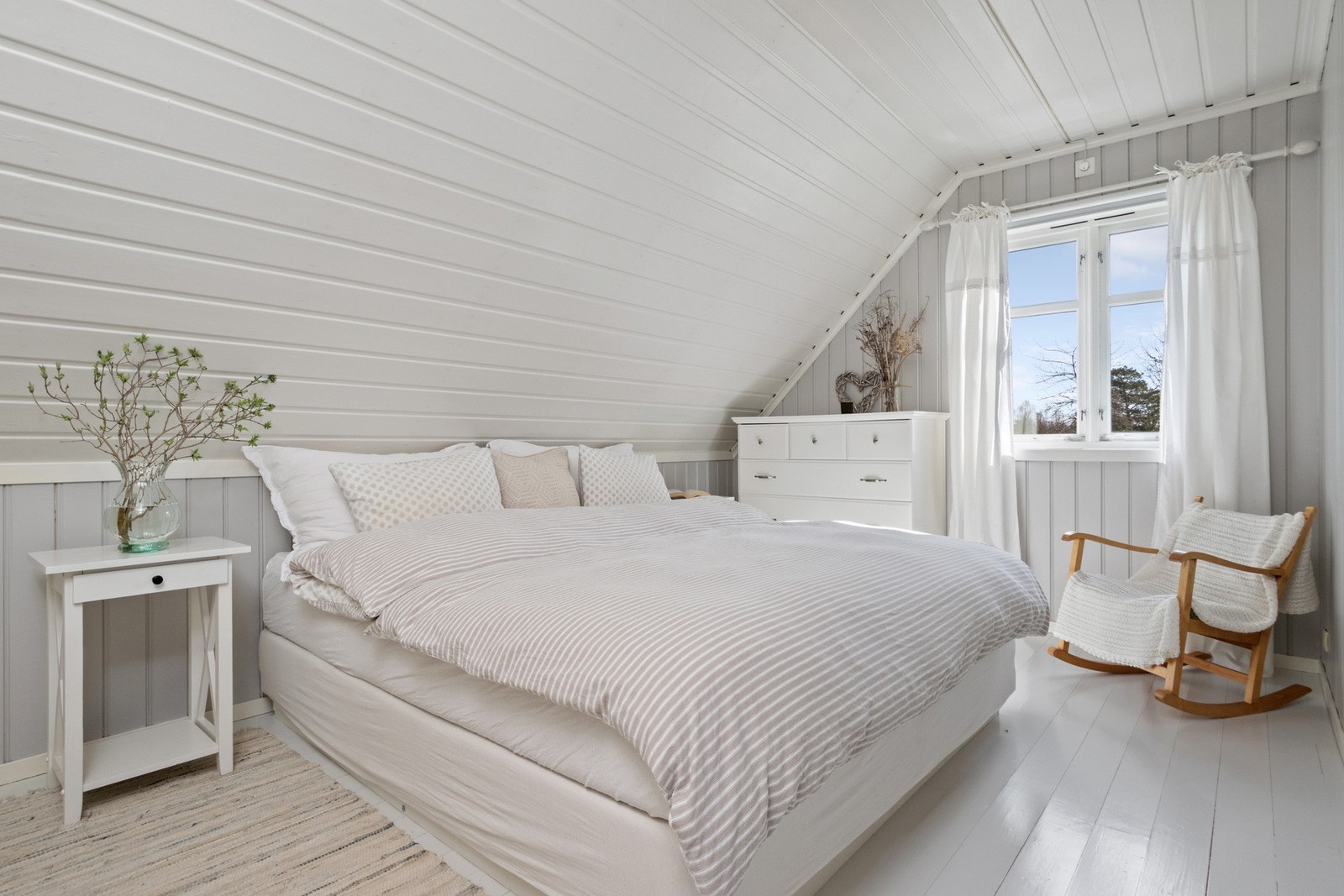 Det er fire pene soverom i eneboligen - tre i andre etasje og ett i kjelleren. Galleribilde