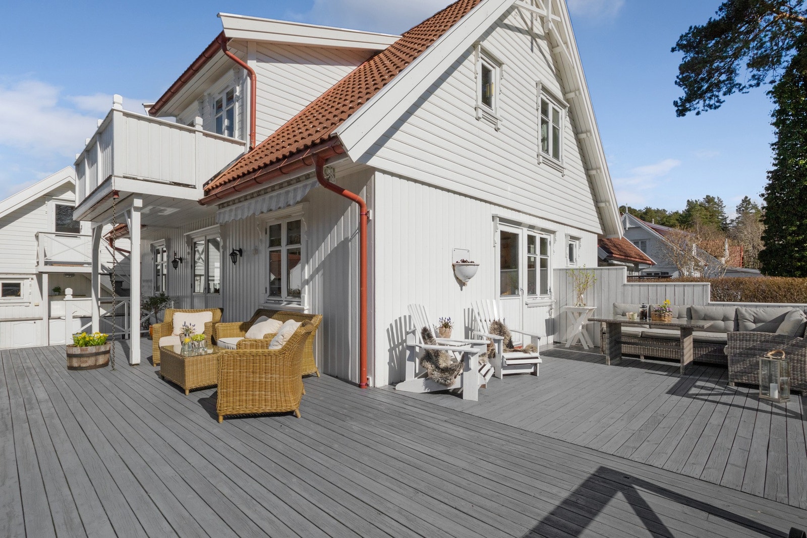 Eiendommen kan stolt skilte med en vakker hage, en ekstra stue på loftet i garasjen og en stor, solrik terrasse med utekjøkken. Galleribilde