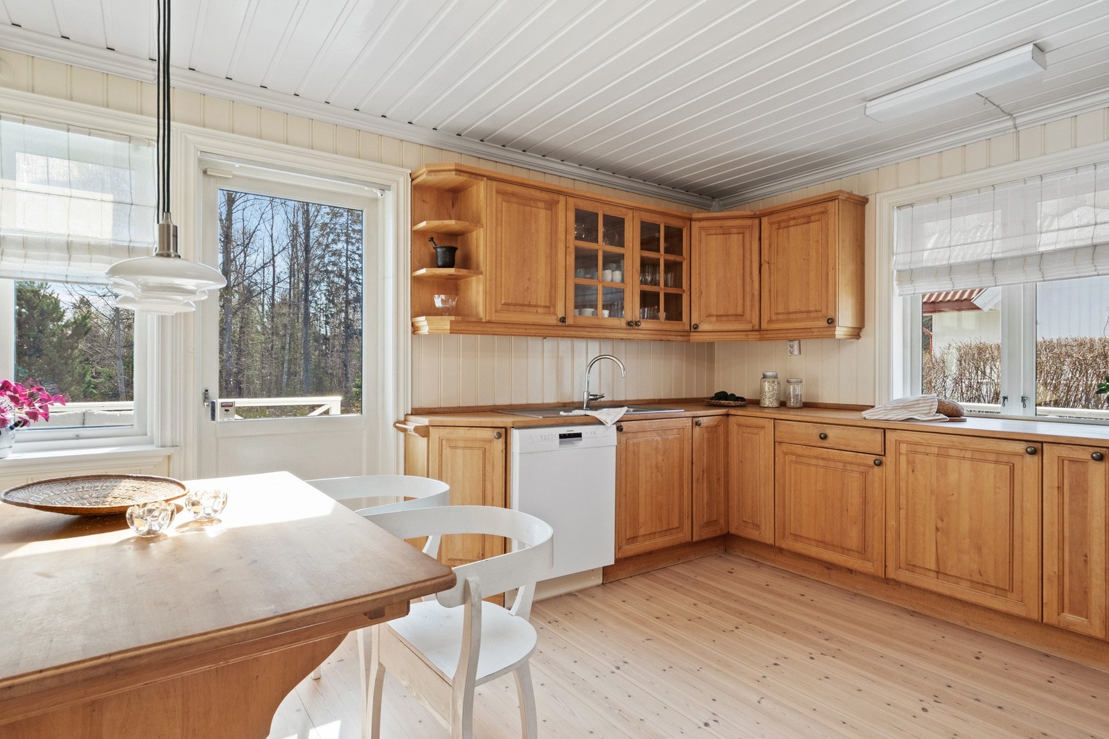 Innredningen har gylne, profilerte fronter og solid benkeplate i heltre med nedfelt kum i stål. Galleribilde