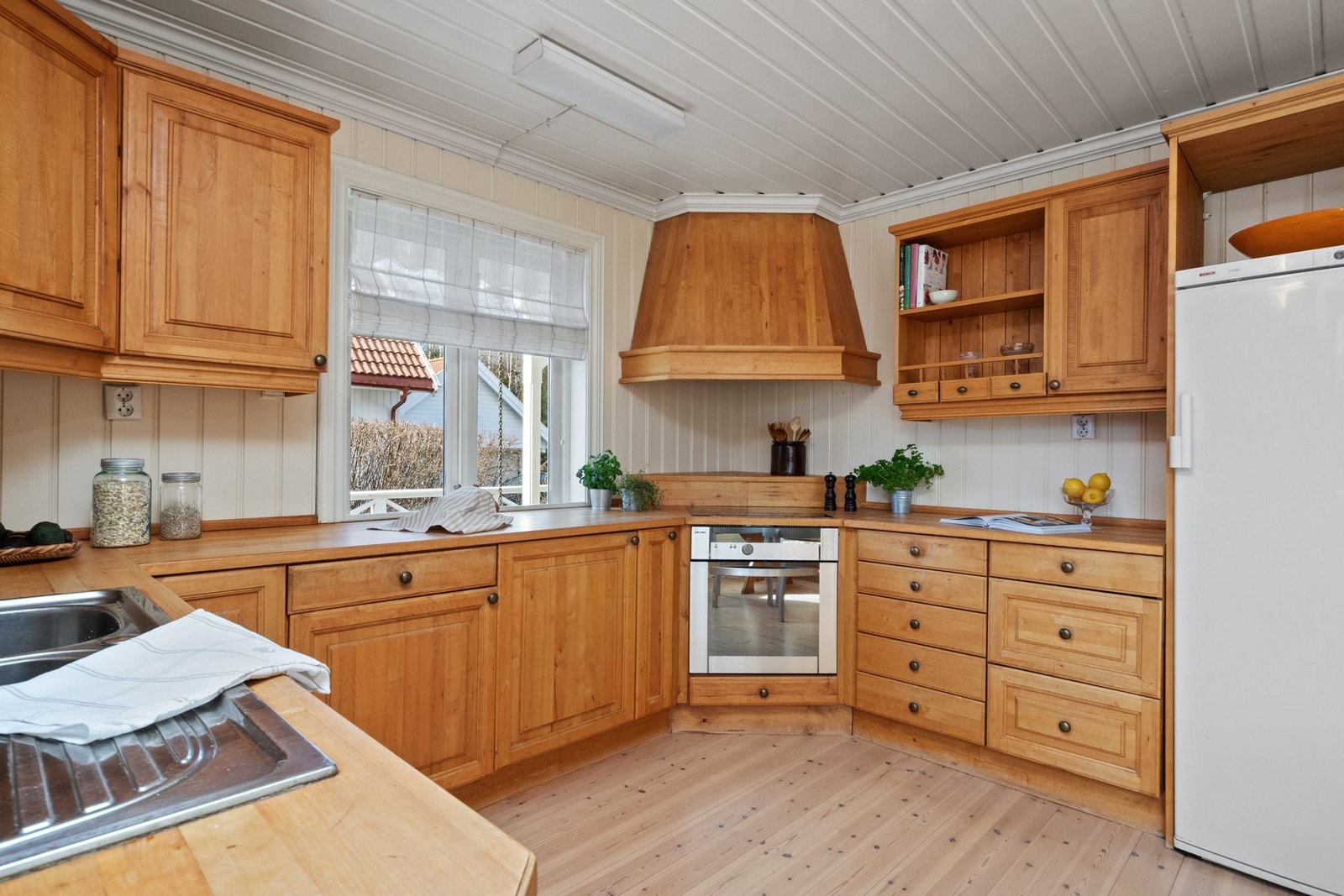 Kjøkkenet har et klassisk og tidløst design med gode benkeflater og rikelig med oppbevaringsplass. Galleribilde