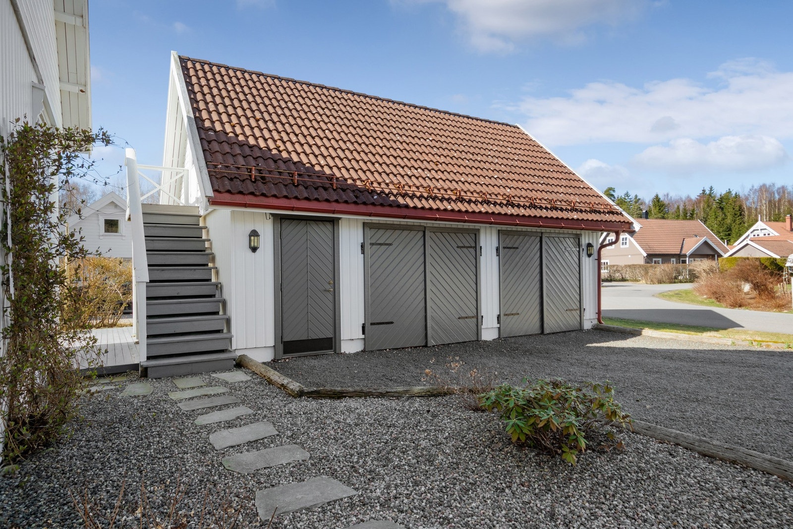 Det er parkering i en stor dobbelgarasje og på en gruslagt gårdsplass. Galleribilde