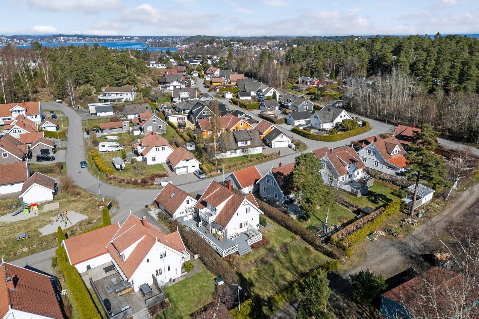 Fra boligen er det kort vei til skole, barnehage og nærbutikk. Galleribilde