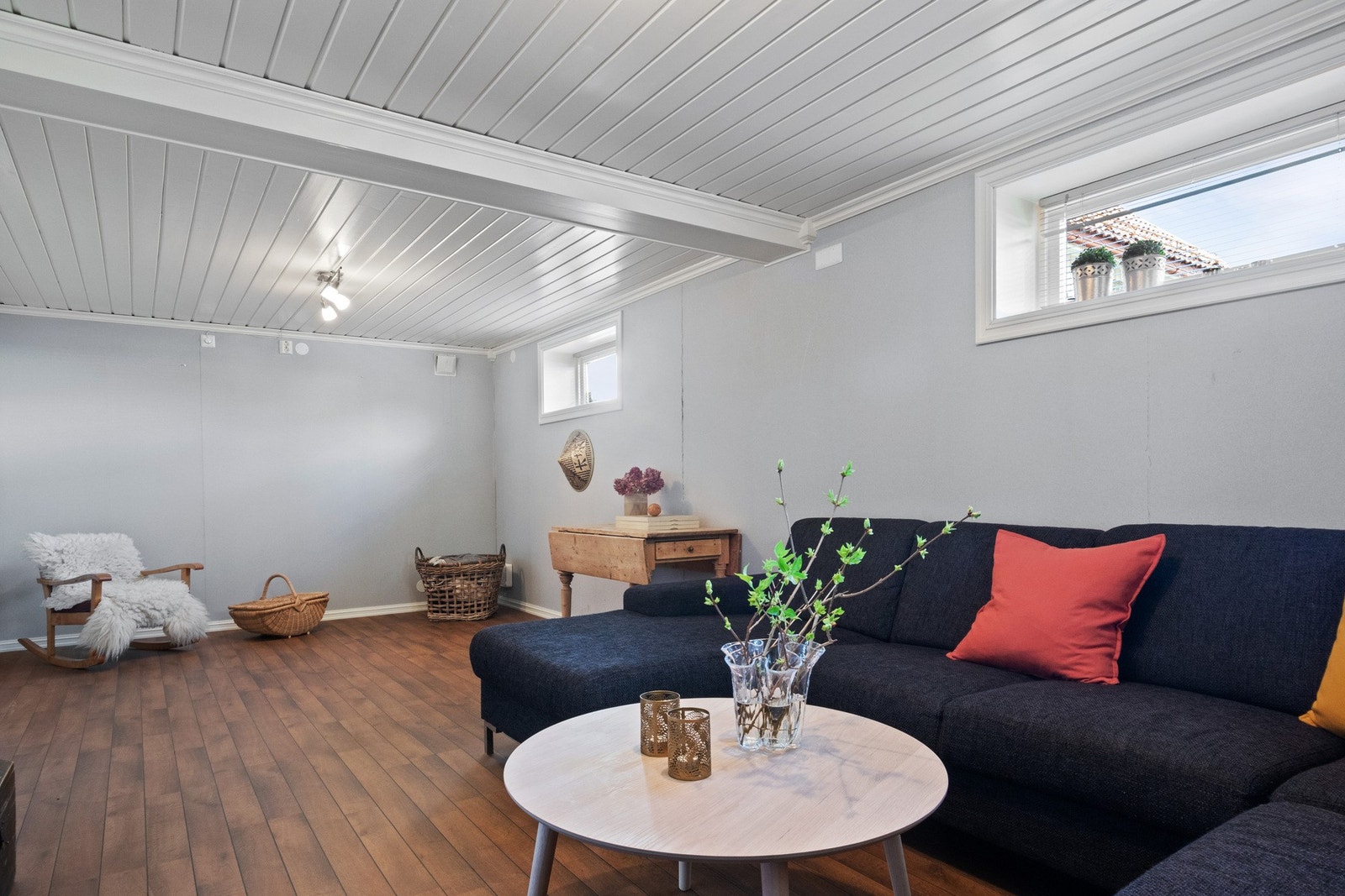 Kjellerstuen har god møbleringsfrihet, lysmalte vegger og mørkt laminatgulv. Galleribilde