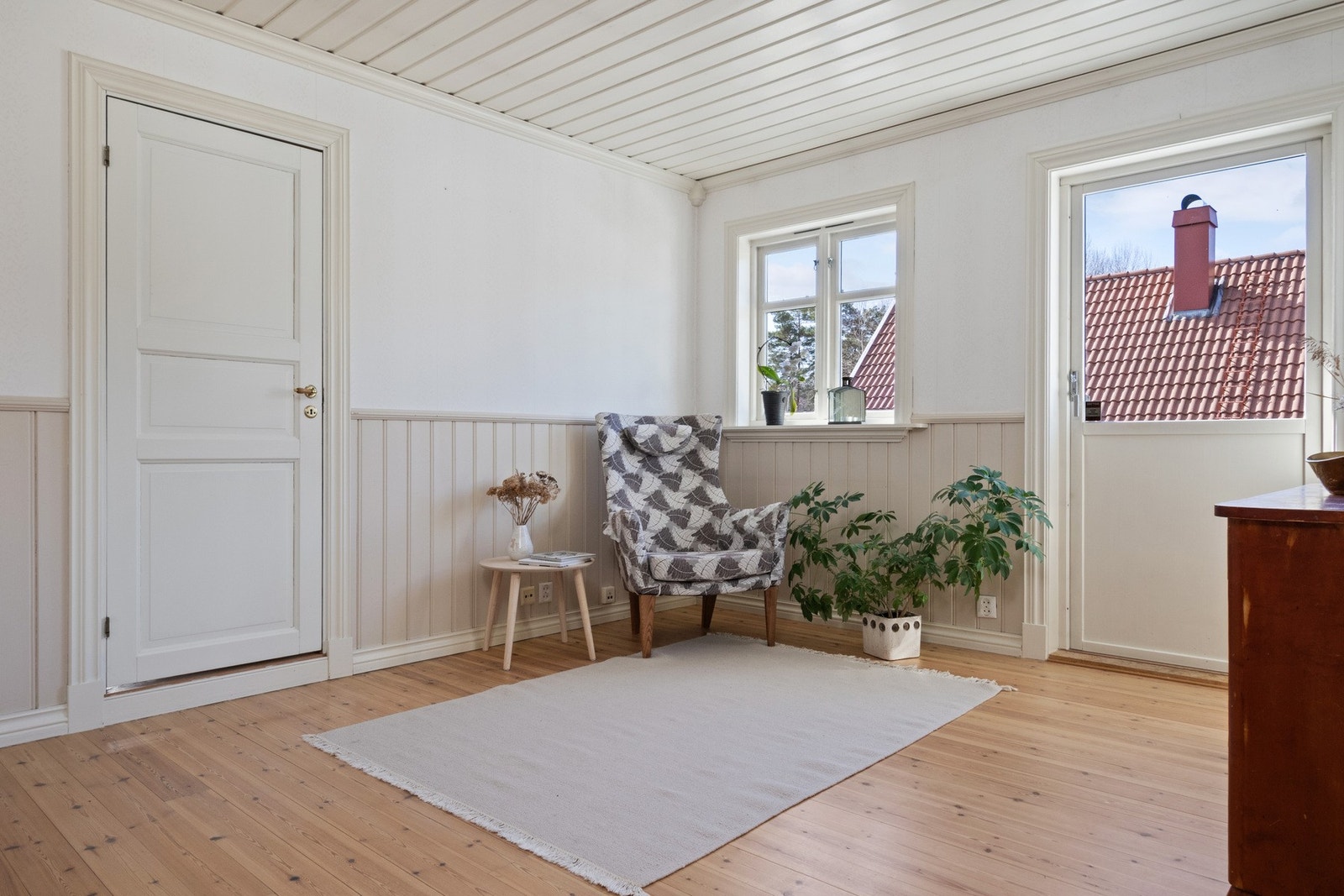 Loftstuen har lyse vegger og heltregulv. Galleribilde