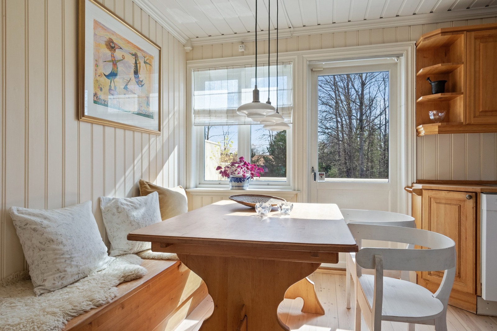 Rommet er lyst og koselig, og har fin plass til spisebord. Galleribilde