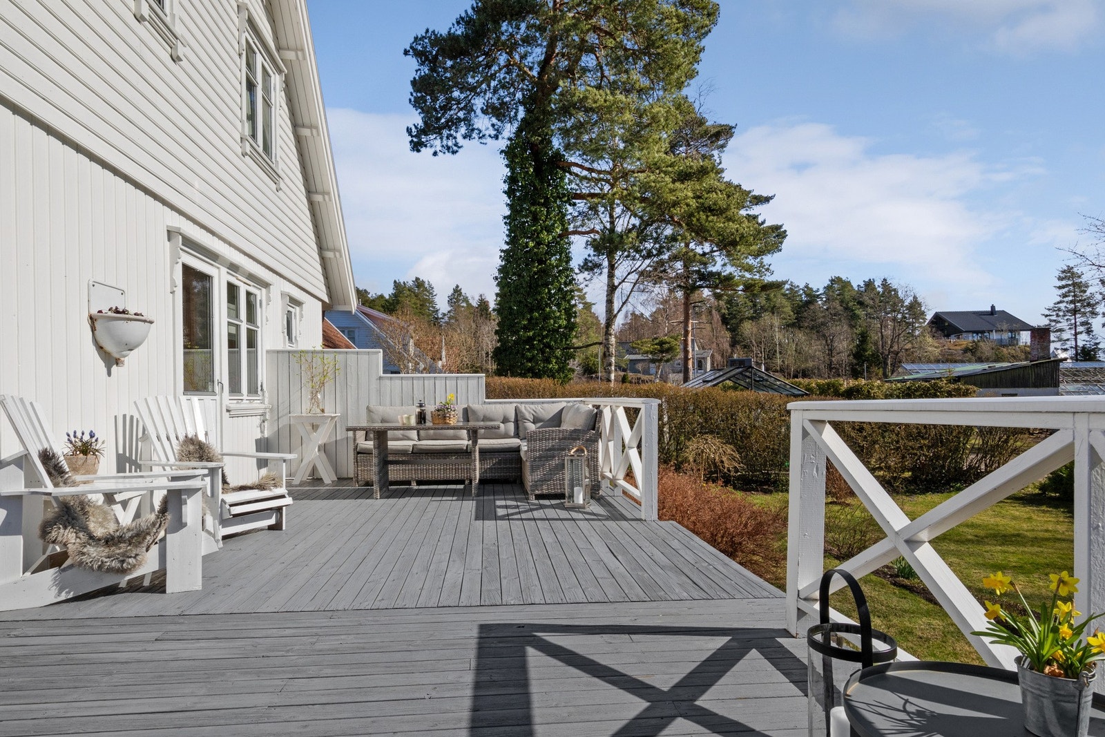 Terrassen har god plass til grill og ønsket utemøblement. Galleribilde