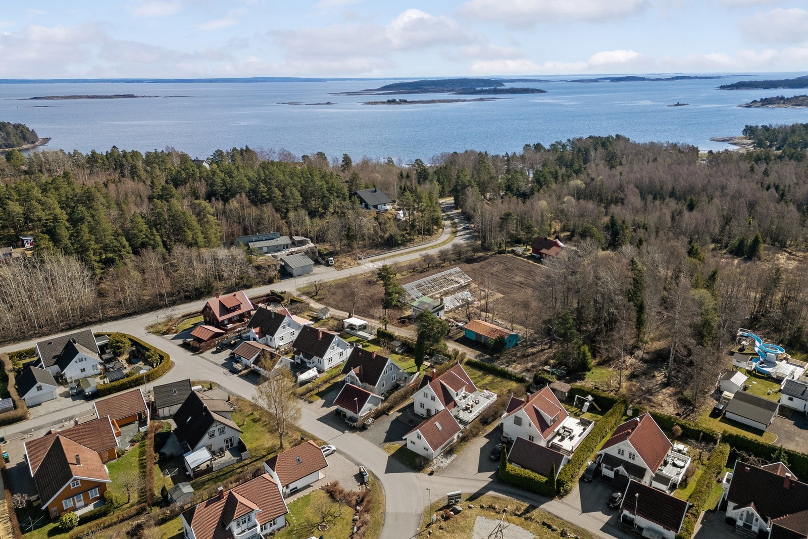 Det er kort vei til Føynlandskogen med flotte turstier og populære Fjærholmen ligger rett nede i gaten. Galleribilde