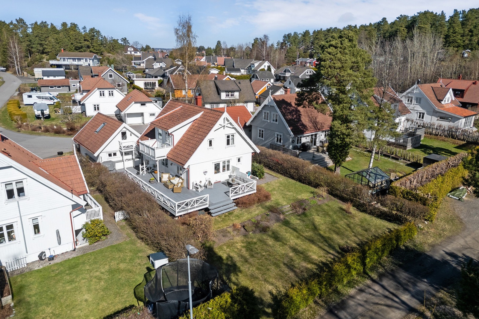 Eneboligen ligger i et stille, attraktivt og familievennlig boligområde på Føynland. Galleribilde