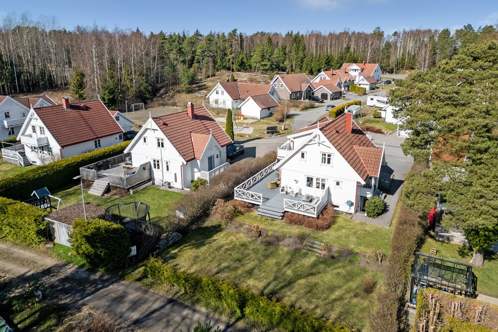 Nilsåsveien 8 er en stor, velholdt og innbydende enebolig med familievennlig planløsning. Galleribilde