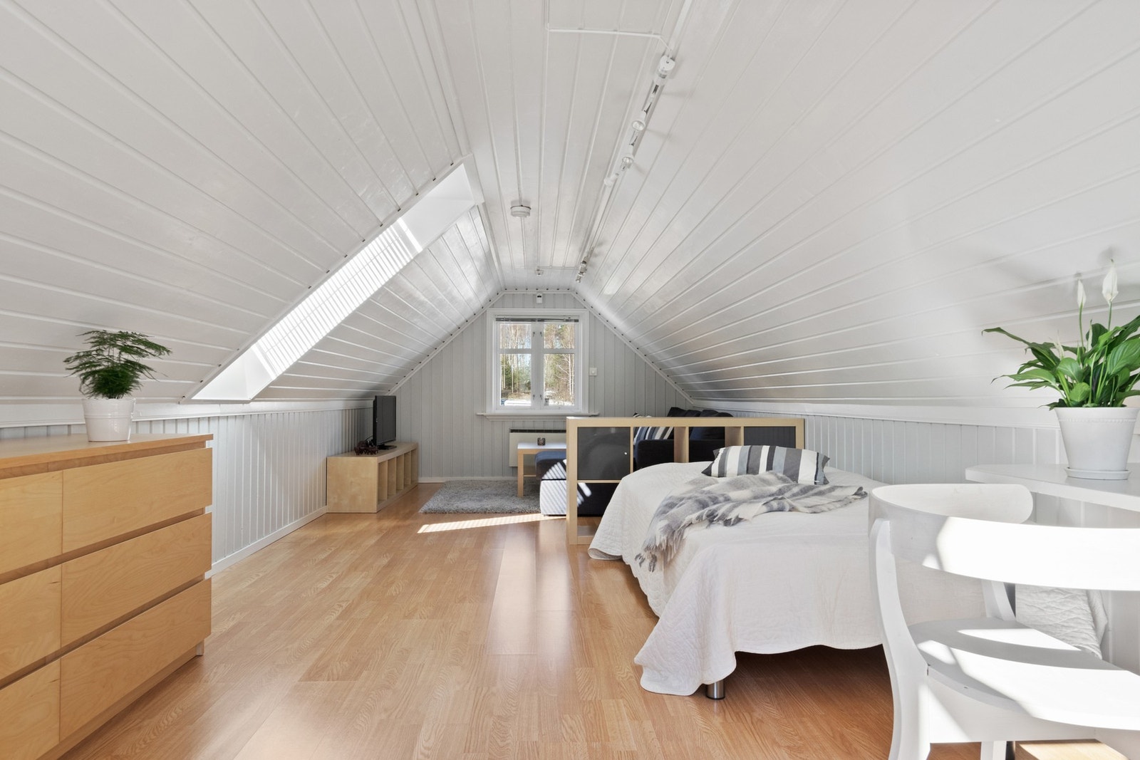 Garasjen har en innredet stue på loftet. Galleribilde