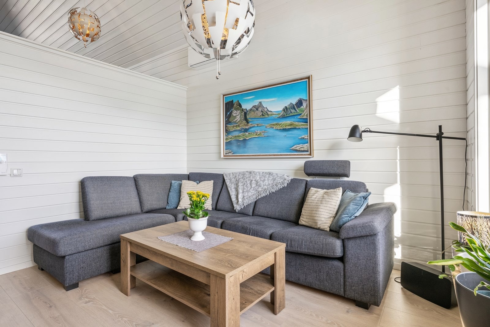 Sofakroken finner fort sin naturlige plass i rommet. Galleribilde