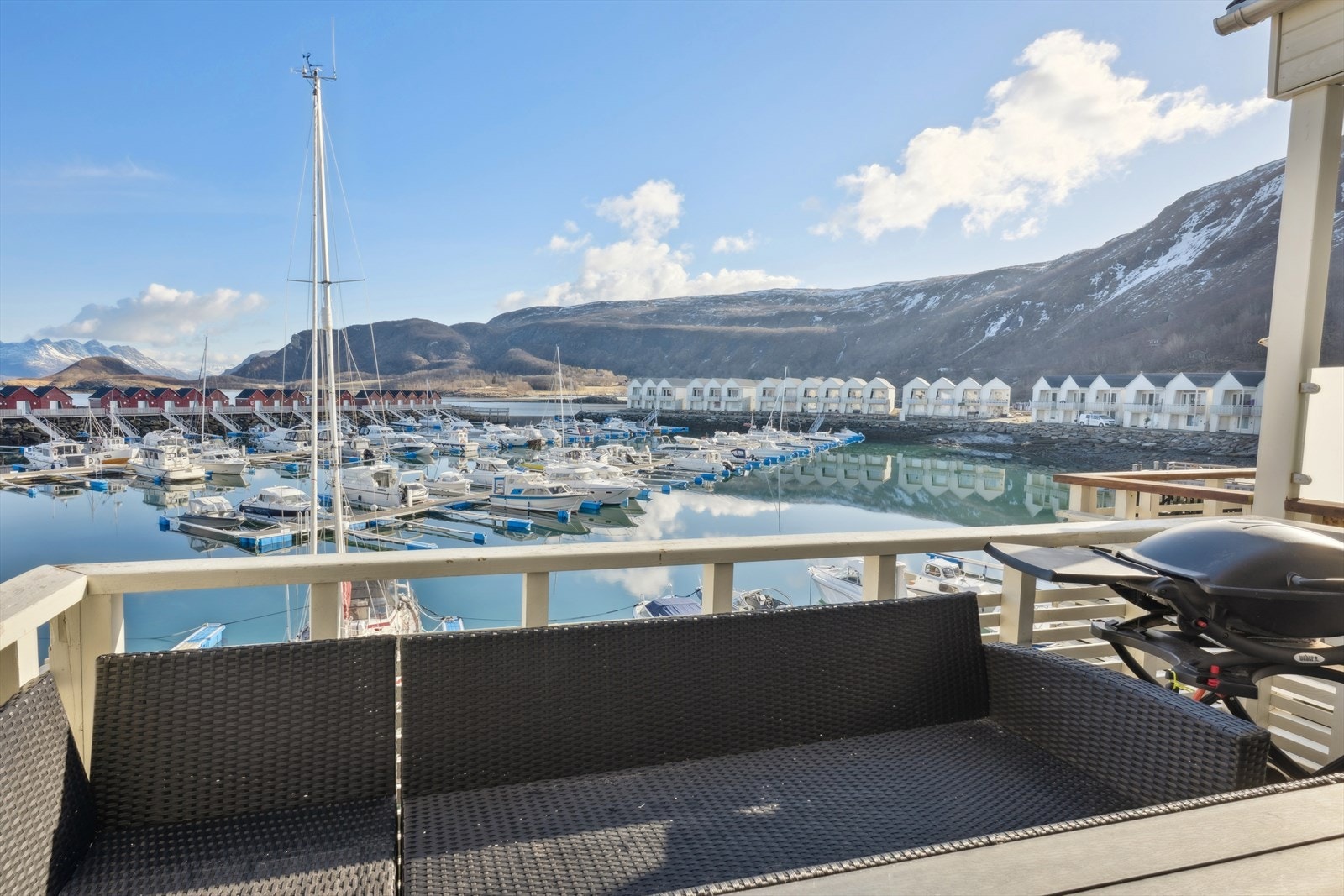 Balkongen er delvis overbygget og byr på plass for utemøblement og grill. Galleribilde