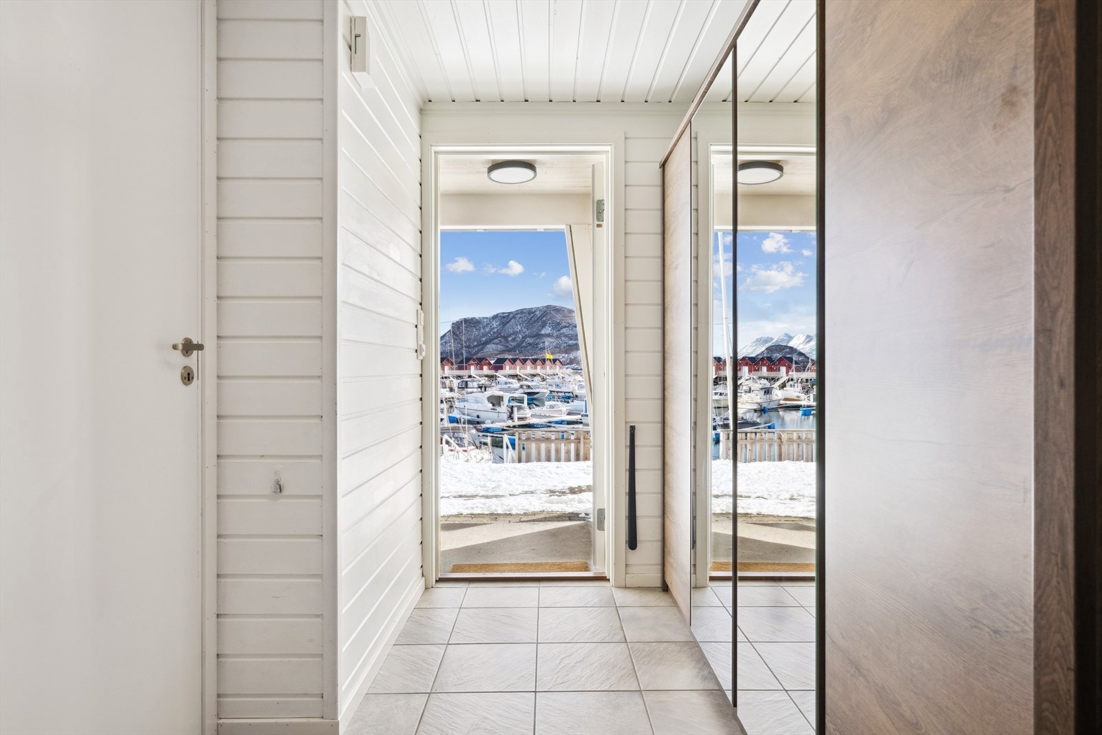 Lys og hyggelig entré med praktisk garderobeskap. Det er varmekabler i gulv. Galleribilde