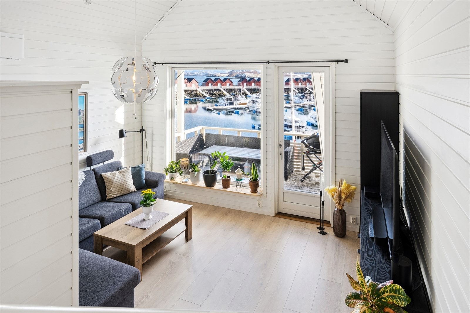 Fra stuen er det videre utgang til balkong. Galleribilde