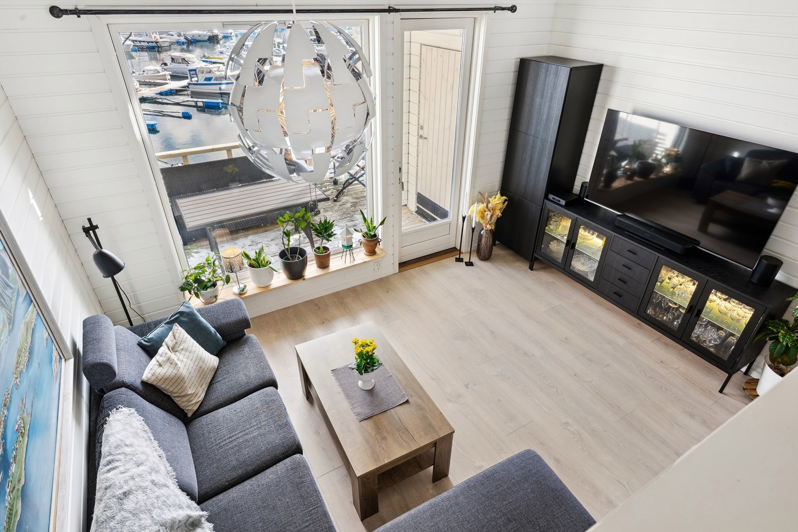 Lun og god sofakrok som innbyr til kveldshygge. Galleribilde