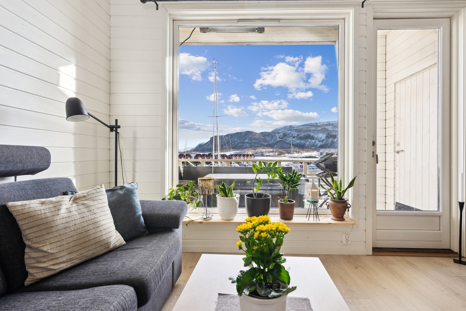 Strålende utsikt fra stuevinduet! Galleribilde