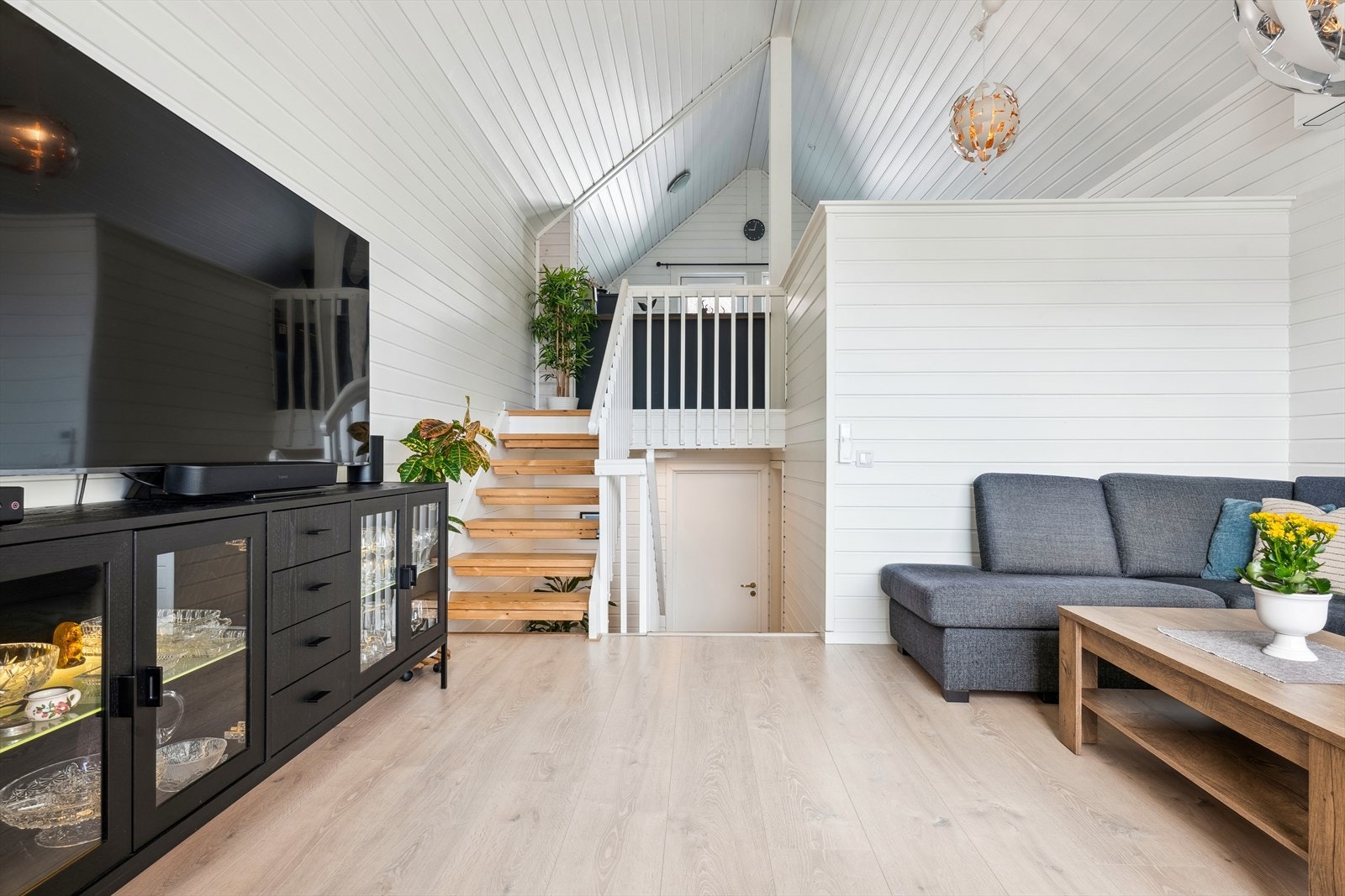 Her møter vi en lys og innbydende stue. Galleribilde