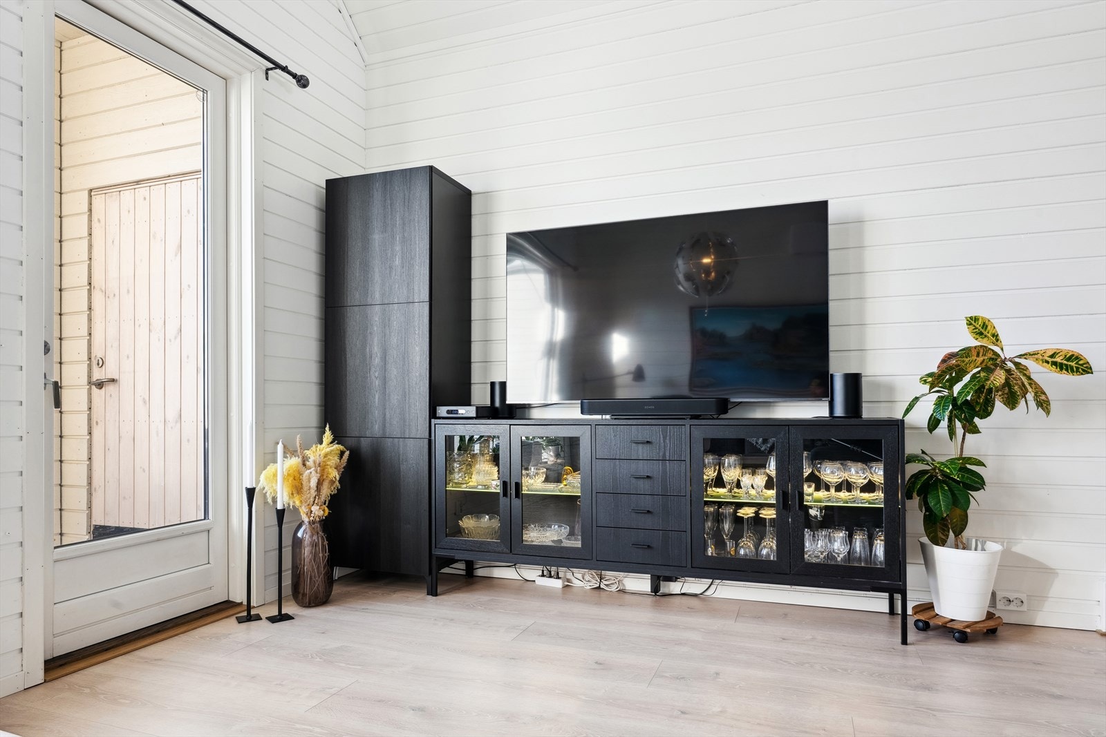 TV-en kan med fordel plasseres mot/på vegg. Galleribilde