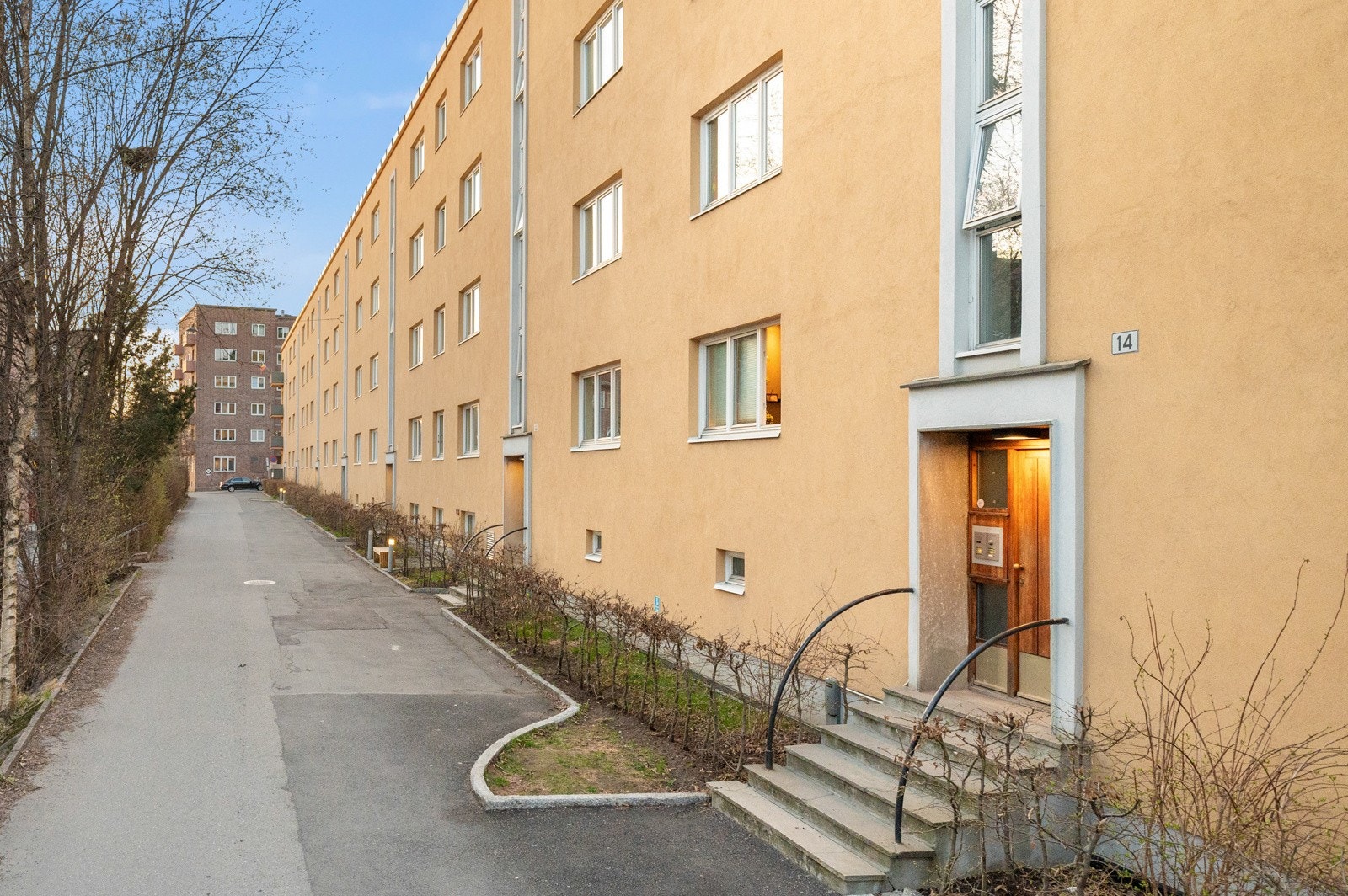 Siloveien 2 er på toppen av Sinsen i et rolig, skjermet og hyggelig bområde. Tøffelavstand til T-banen og tett opp til Torshov og Storo, gjør dette til en super populær beliggenhet. Galleribilde