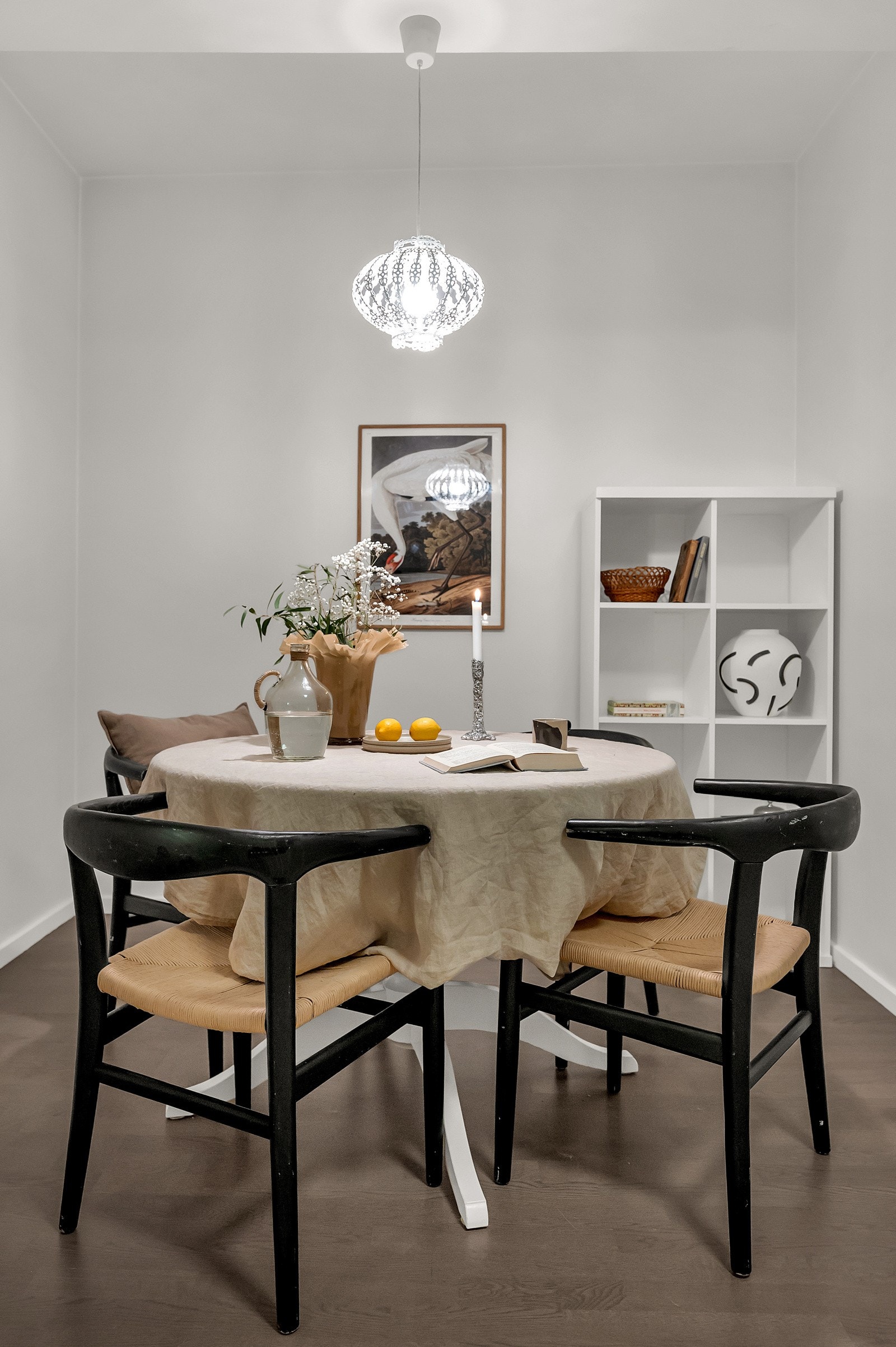 God plass til flere rundt spisebordet. Galleribilde