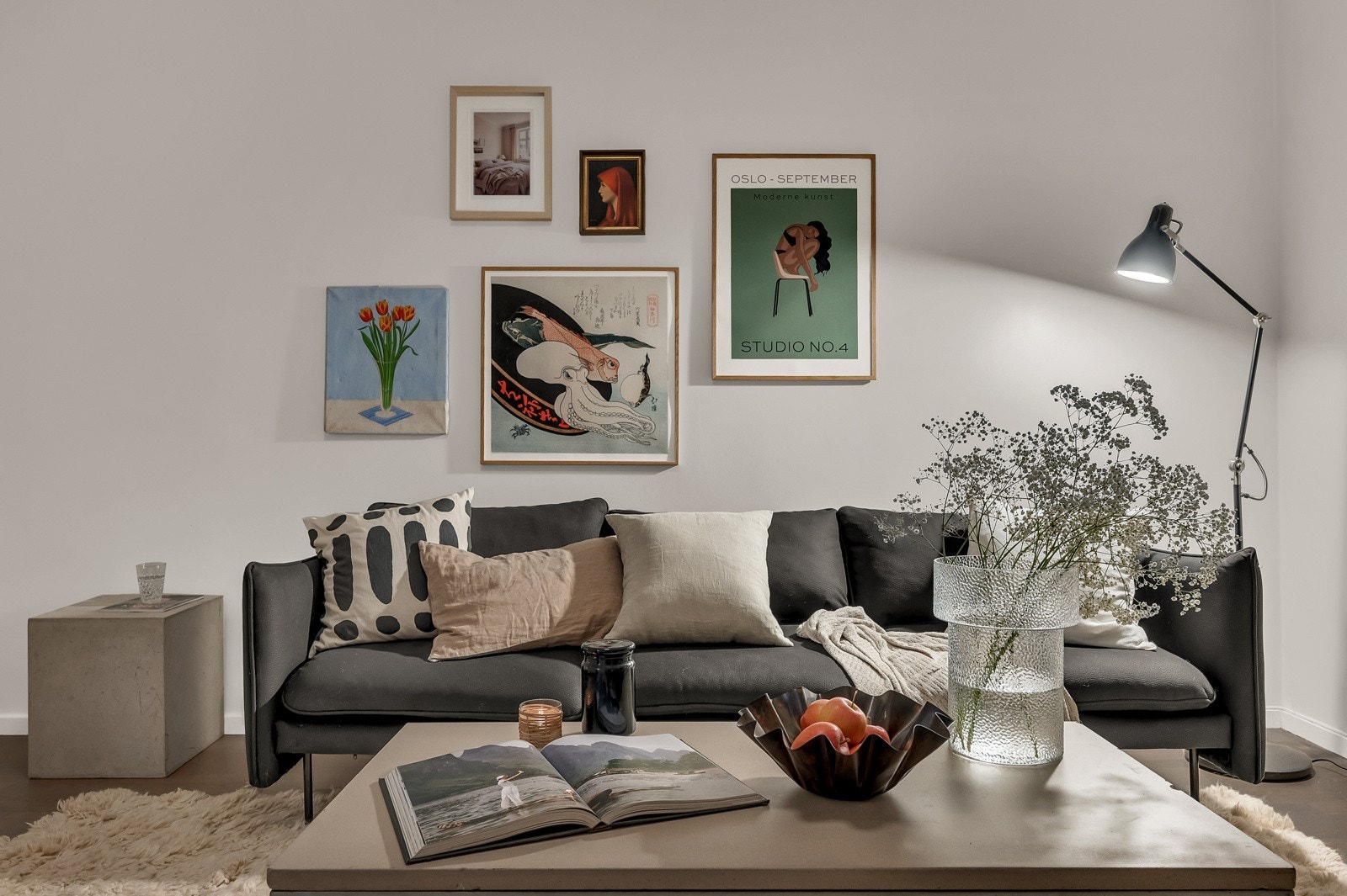 God plass til sofagruppe, tv-gruppe, spisebord, og tilhørende møblement uten at romfølelsens ettes på spill. Galleribilde