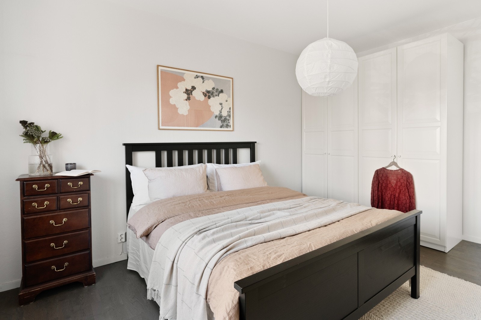 God plass til ekstra stor dobbeltseng, nattbord, sminkebord/kontorsone, og garderobeskap på soverommet. Galleribilde