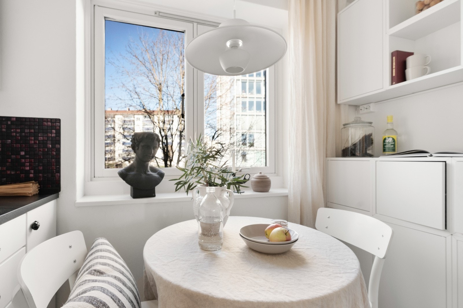 I hverdagen kan måltidene både inntas på kjøkkenet og i stuen hvor det også er mulighet for spisebord. Galleribilde