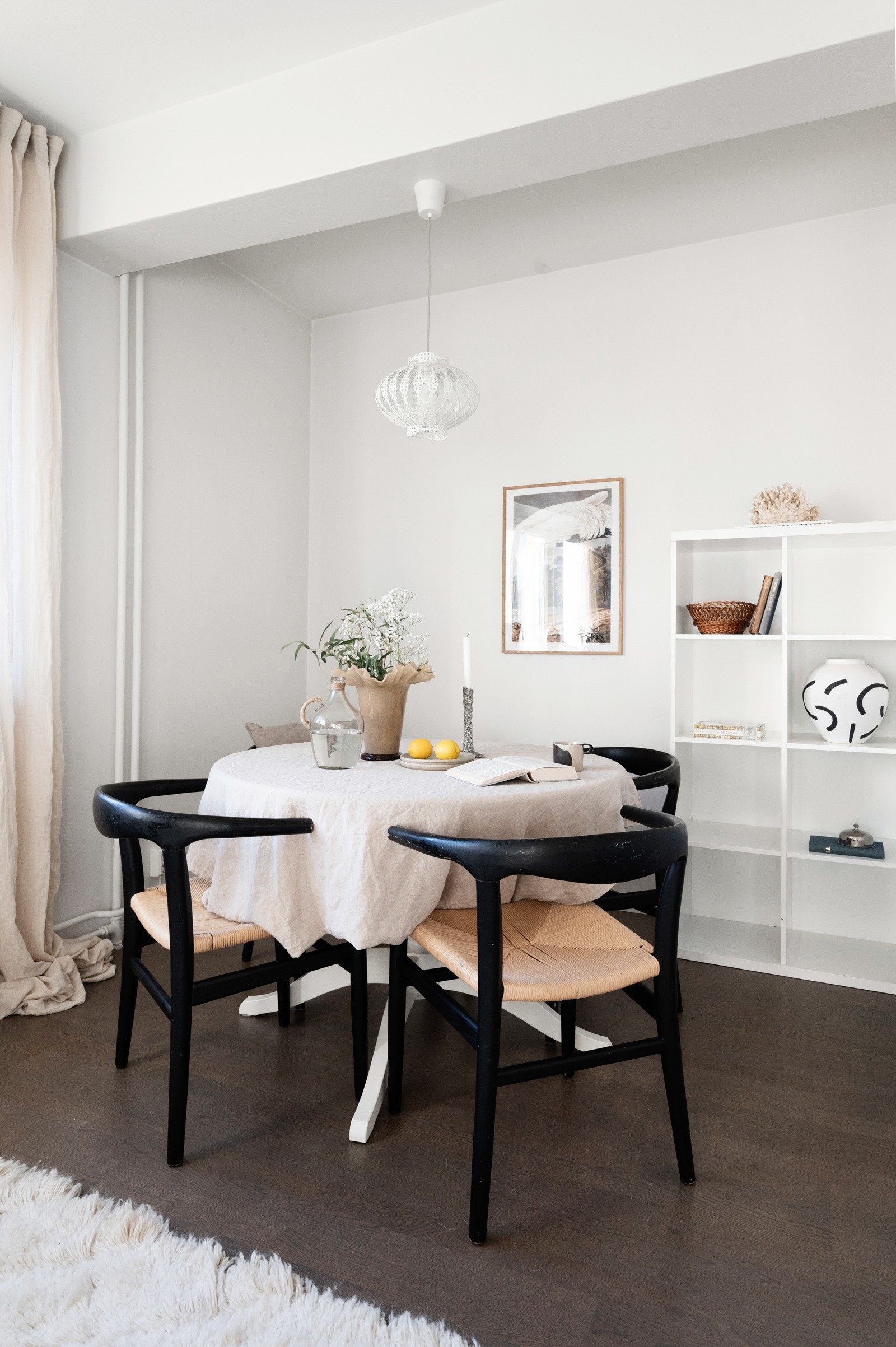 Stuen har et praktisk hjørne som skaper et naturlig skille og bidrar til flere definerte soner. Galleribilde