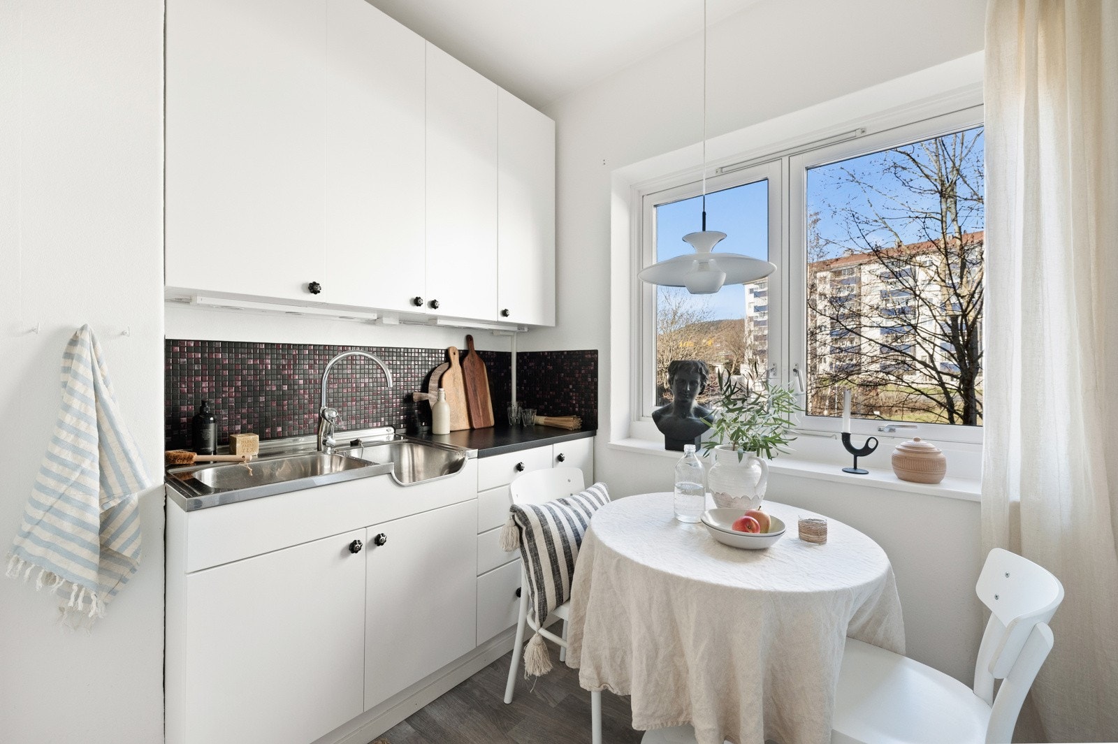 Hjemmet byr på et eget separat kjøkken, her er det meget gode bruksmuligheter for deg som er glad i å lage mat. Galleribilde