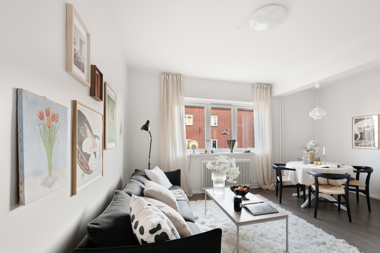 Stuen oppleves som luftig, her strømmer det inn med naturlig sollys. Galleribilde