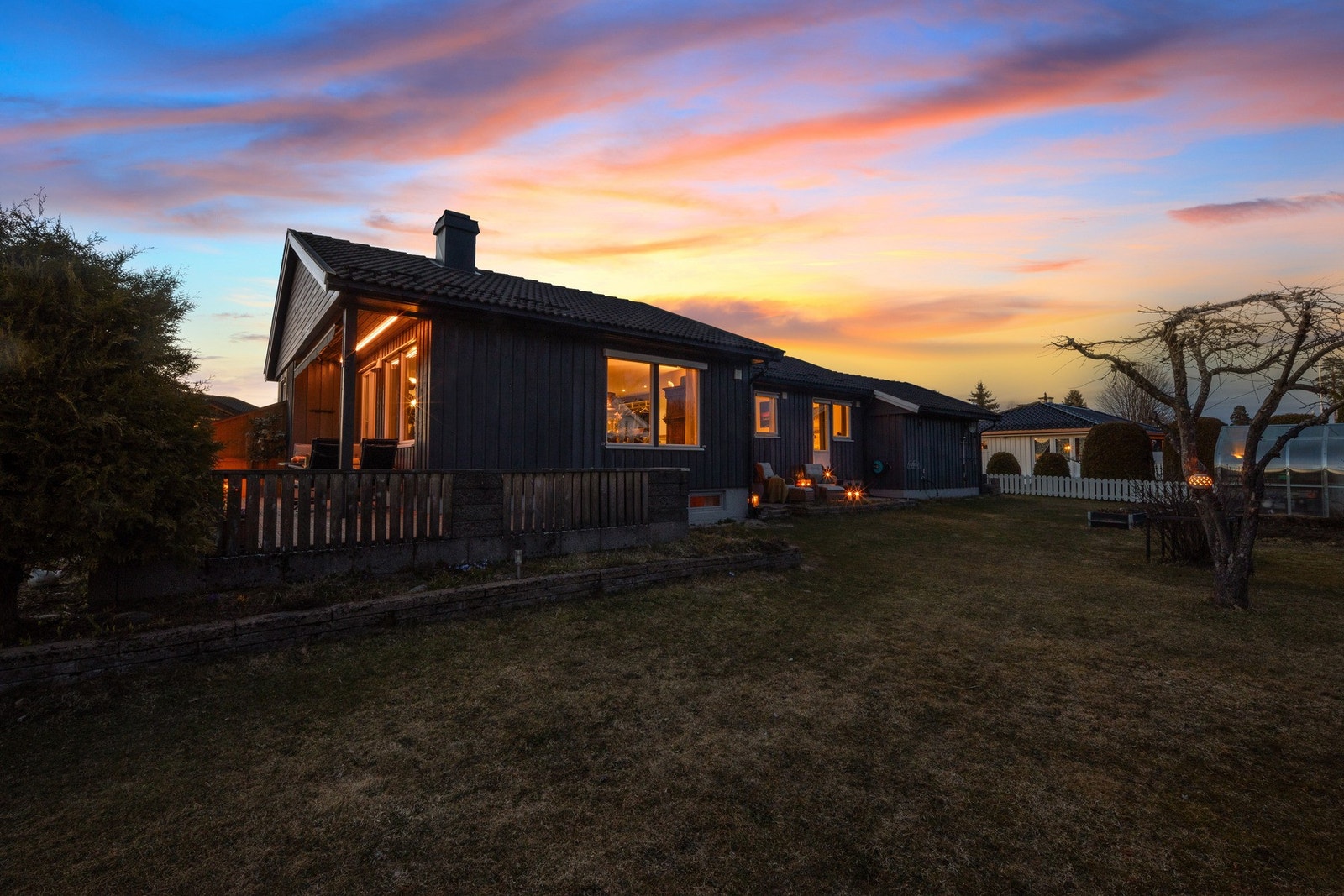 Kveldsstemning i hagen. Galleribilde