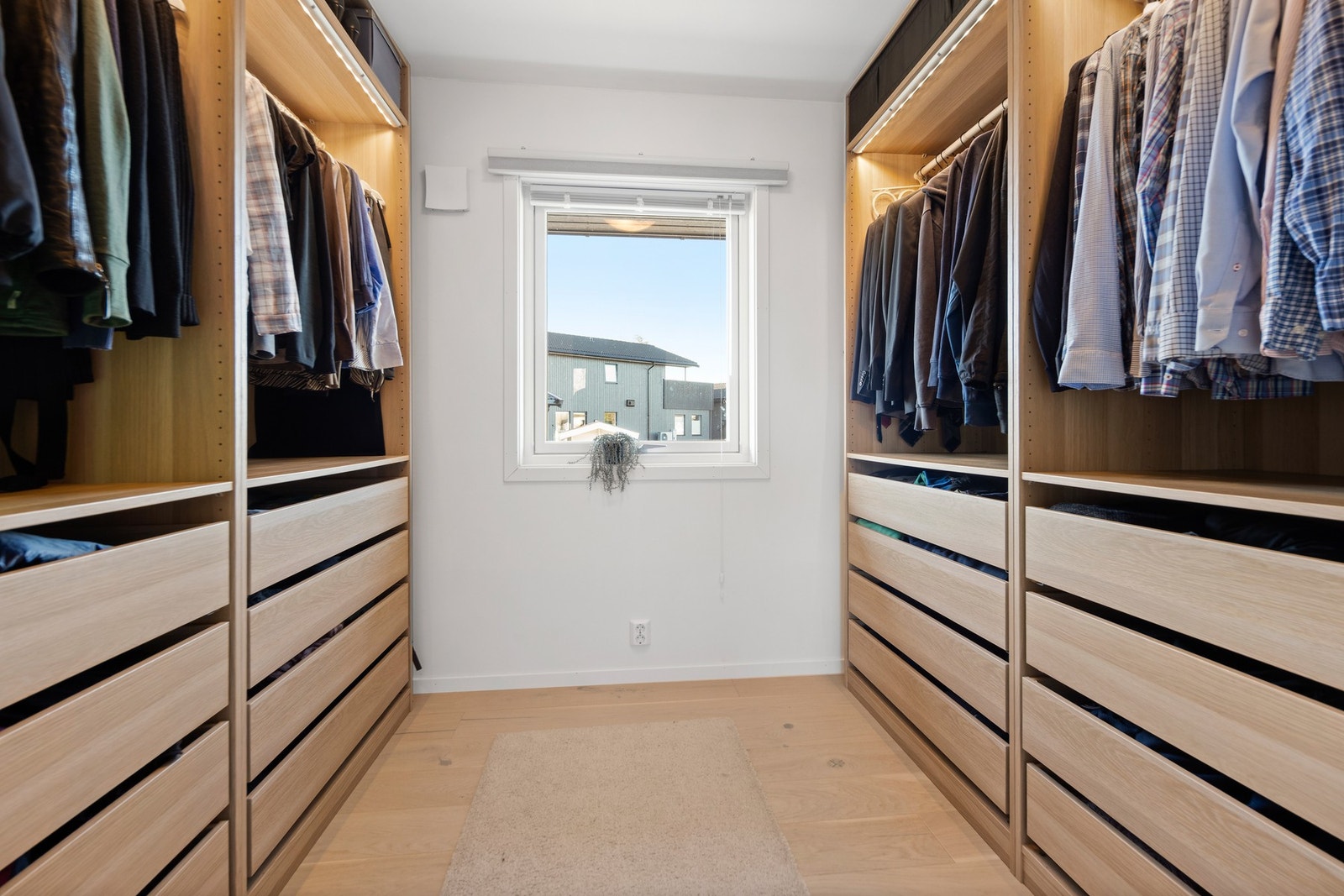 Rommet er praktisk tilknyttet eget walk-in closet med god oppbevaringsplass. Galleribilde