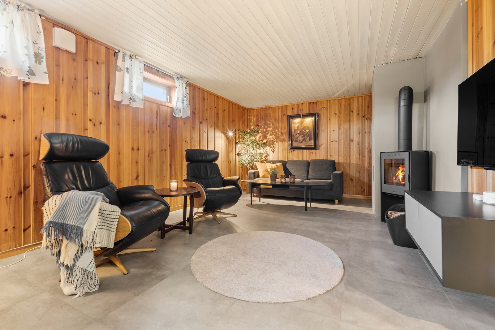 Hyggelig kjellerstue av romslig karakter som legger til rette for ekstra privatliv og spillerom i hverdagen. Galleribilde