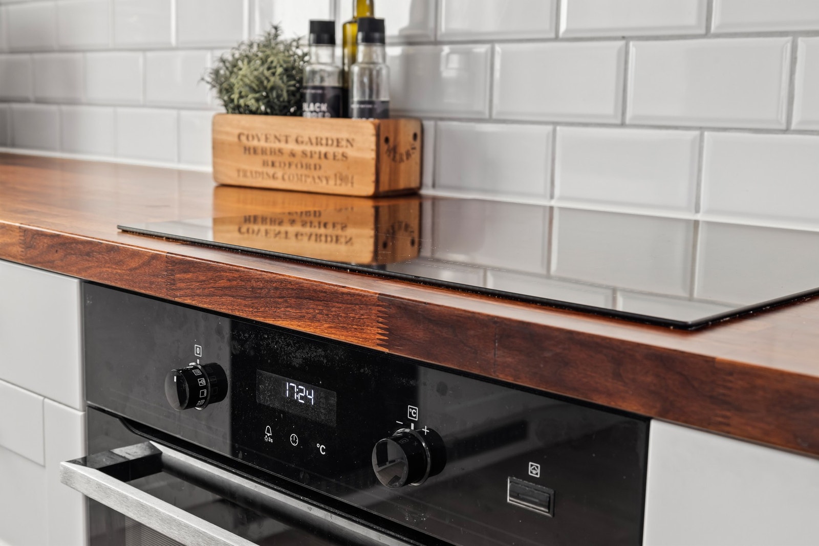 Det er fliser mellom kjøkkenbenk og overskap for enklere rengjøring. Galleribilde