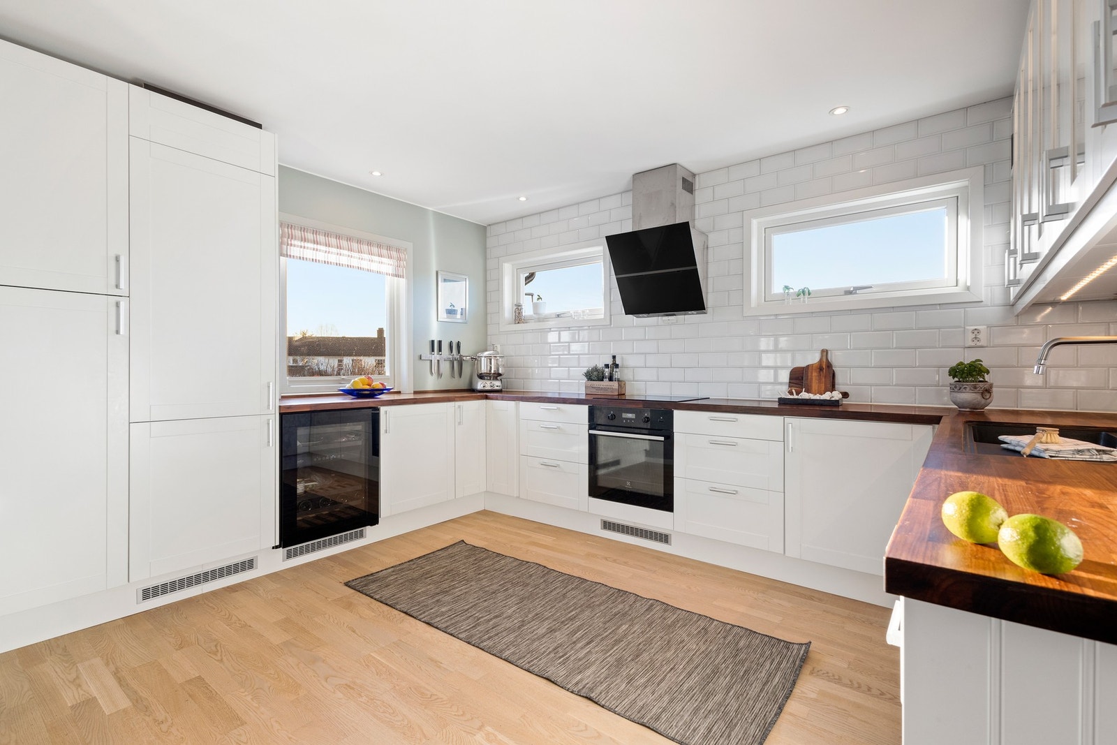 Kjøkkenet er av smakfull og klassisk karakter i lys utførelse. Galleribilde