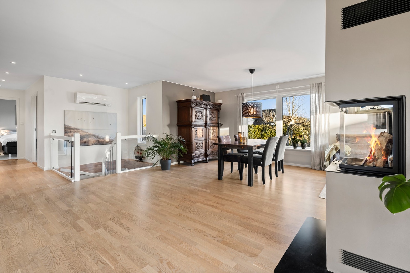 Stuen er lys og tiltalende med gode innredningsmuligheter. Galleribilde