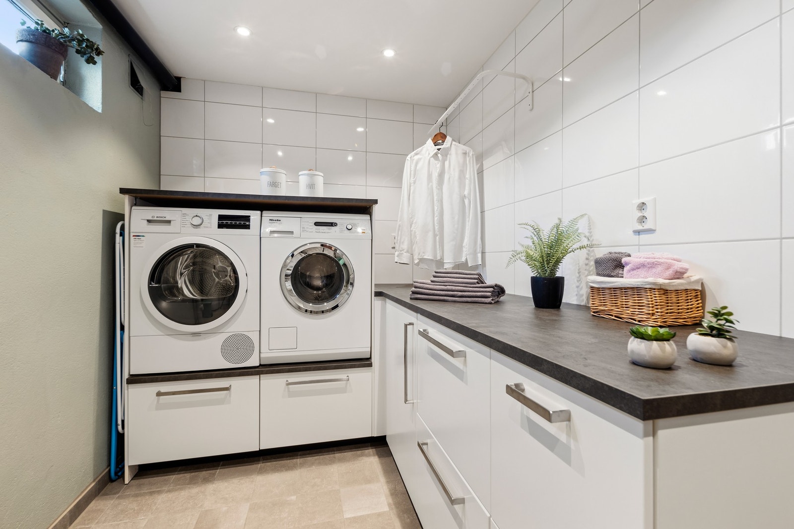 Etasjen har også separat vaskerom renovert i 2020. Det er fliser på gulv med gulvvarme. Galleribilde