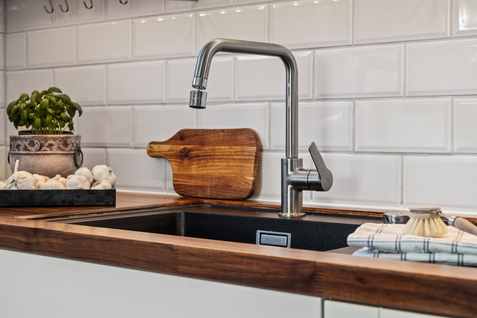 Det er videre integrerte hvitevarer, inkludert vinskap. Godt med både skap- og benkeplass. Galleribilde