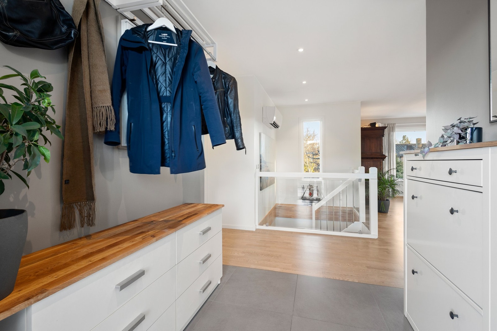 Entréen har fliser på gulv med gulvvarme for ekstra komfort. Galleribilde