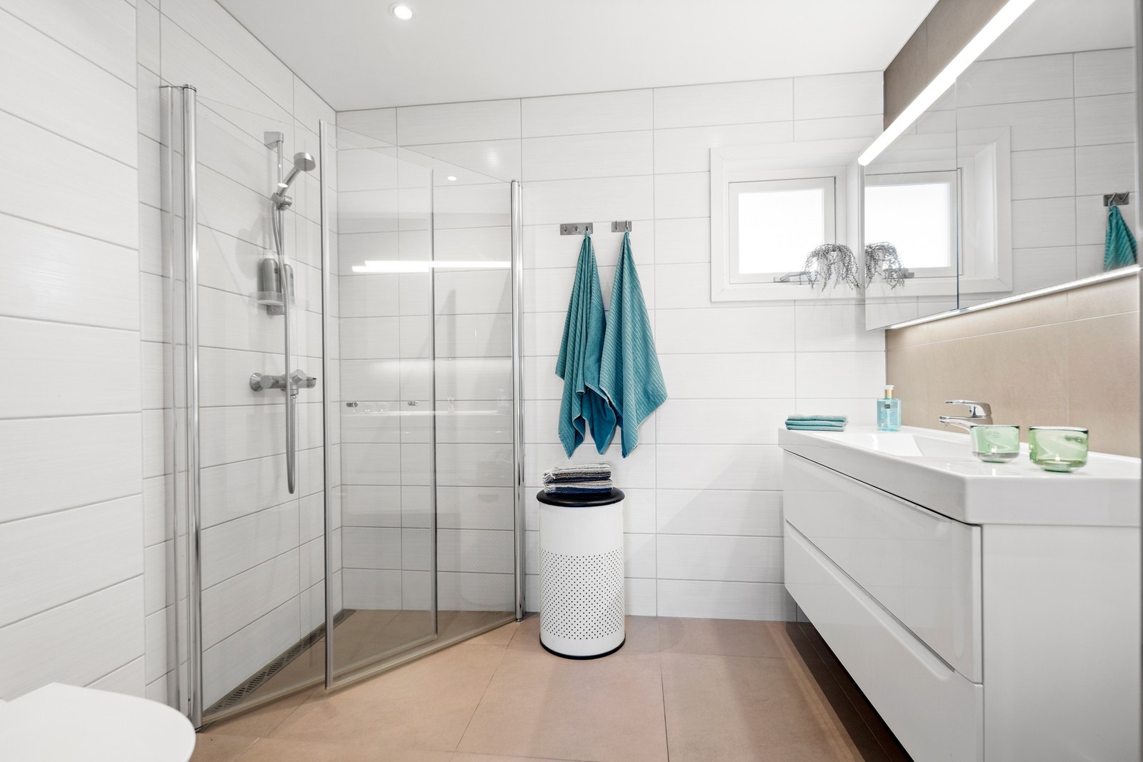 Pent, helfliset baderom med gulvvarme. Galleribilde