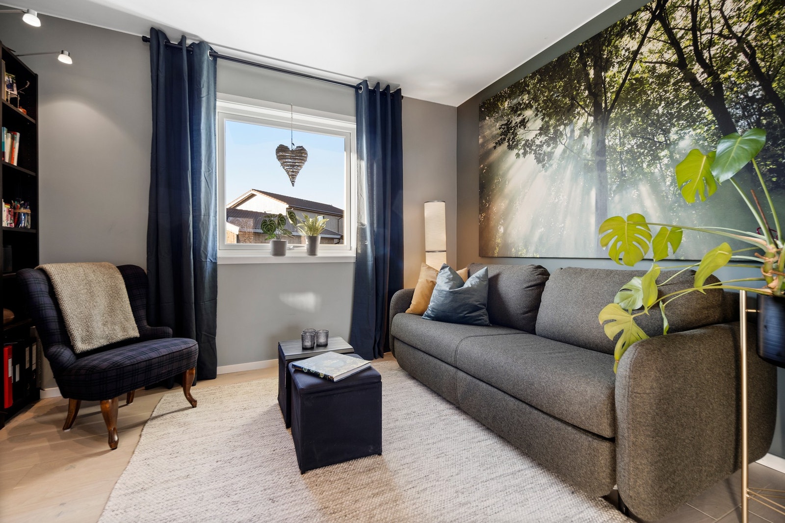 Soverom med doble dører som i dag er innredet som en del av stuen. Galleribilde