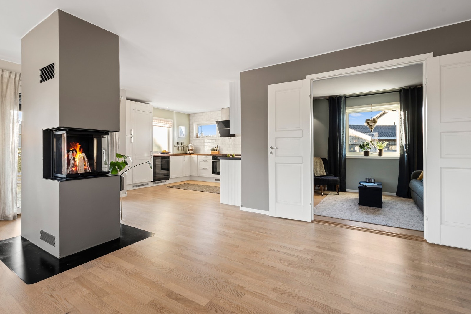 Her har du god plass til både større sofagruppe og spisebord for 8-10 personer. Ypperlig for sammenkomster med familie og venner. Galleribilde